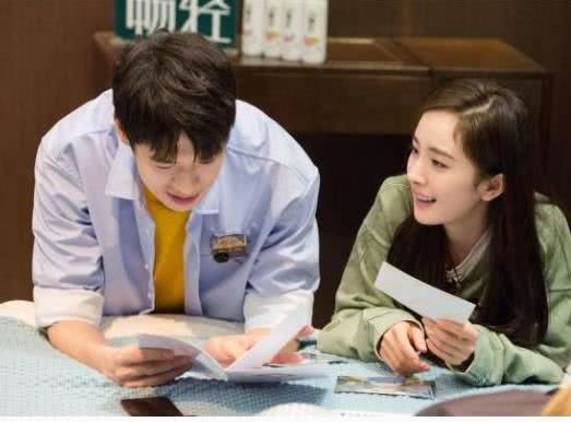 杨幂和魏大勋再撒糖,发同款照片还不够,一句文案甜到爆炸!