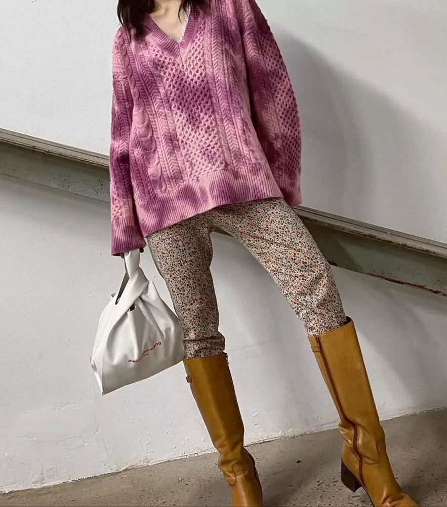 泫雅的INS又又又更新了 乍一看我还以为她眼泪滴在毛衣上了