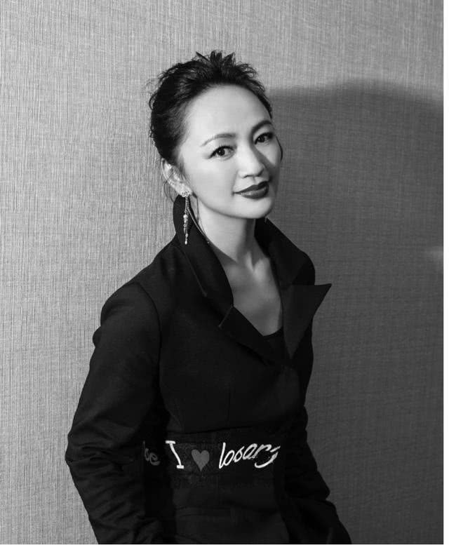 罗海琼穿西装配阔腿裤太惊艳,红唇性感美出国际范