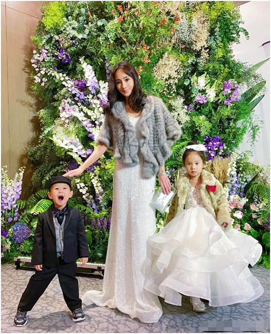 台湾美女关颖晒照,长发披肩气质温柔,四年三胎这身材也太好了