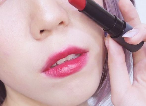 天天涂口红的女人最容易出现这3个“异样”,难怪起皮掉色嘴唇干