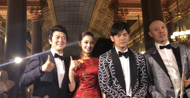 郎朗带妈妈看周杰伦演唱会，兴奋地直夸杰伦了不起，秒变迷弟