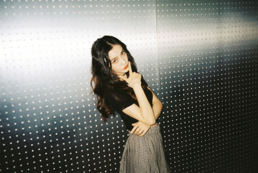 ANGELABABY好少女，露脐短袖配百褶裙美成20岁！