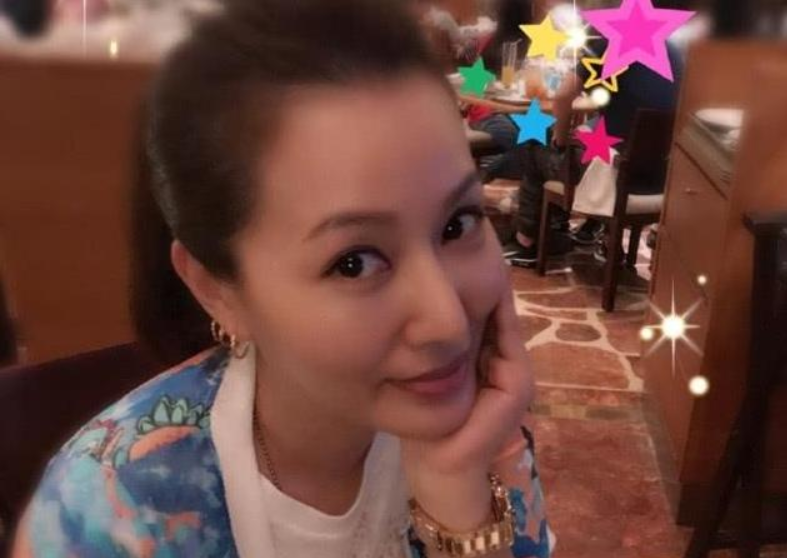 她出演《天龙八部》大火，为古天乐退出娱乐圈，如今仍是孤身一人