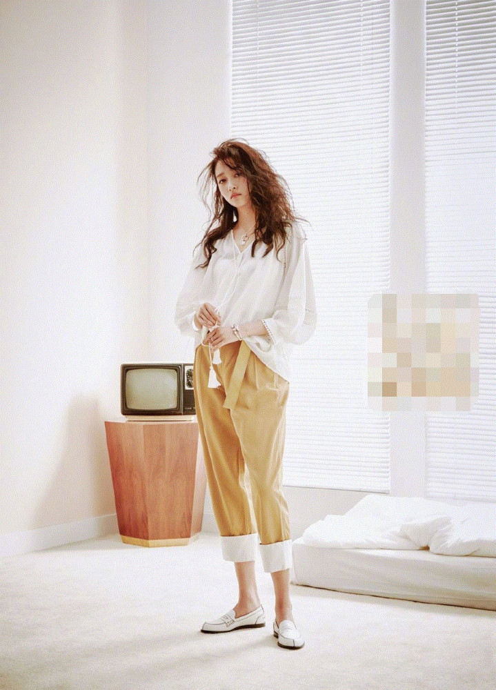 关晓彤改走成熟路线？凌乱感头发飘逸慵懒，全程无笑脸