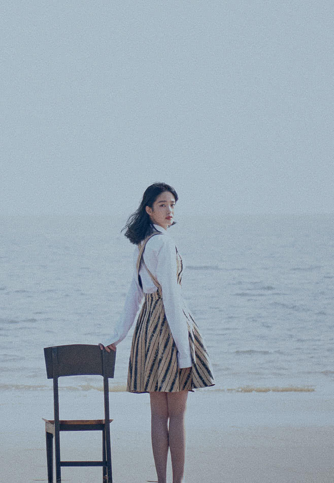 美女杨采钰白衬衫条纹背带裙亮相,气质干净纯粹