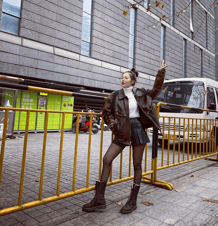 金泫雅机场街拍太任性！泰迪熊大衣搭奶奶衫也能穿出时尚感