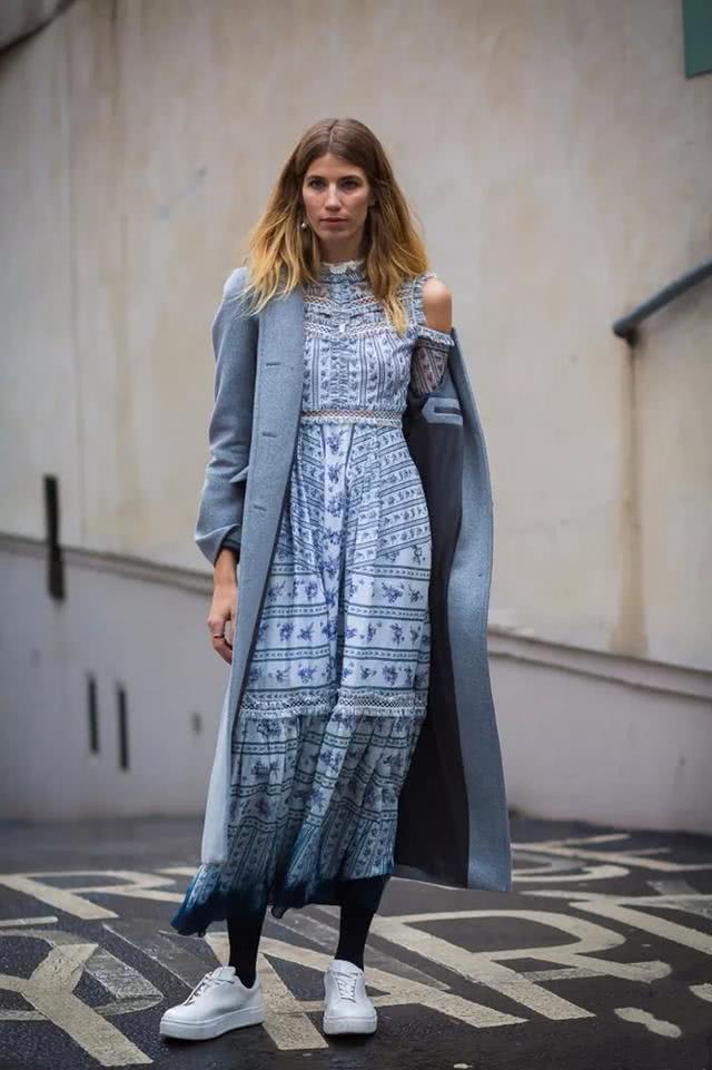 欧美街拍：会打扮的女人穿大衣都会选这4种内搭，美得高级还显气质