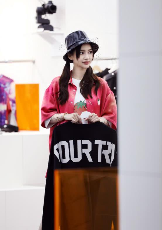 BABY穿卫衣配安全裤,意外撞脸“天王嫂”