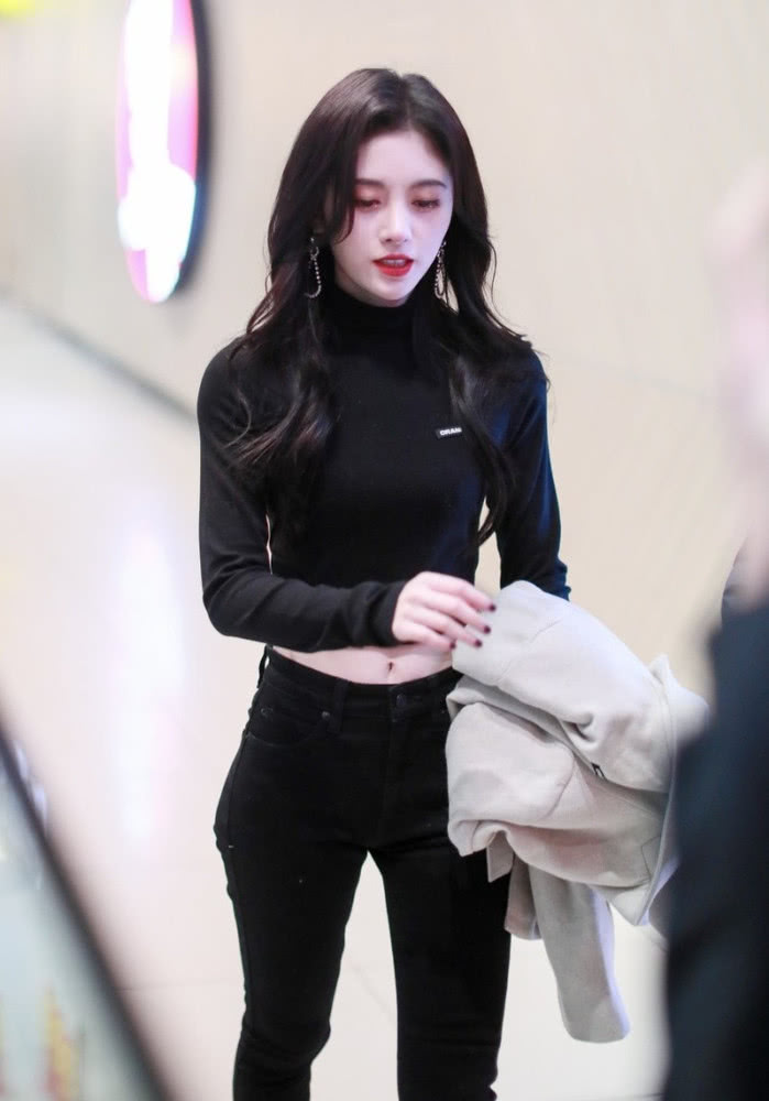 气质美女李沁和鞠婧祎都穿白色西装走机场,“腿精”比美太养眼