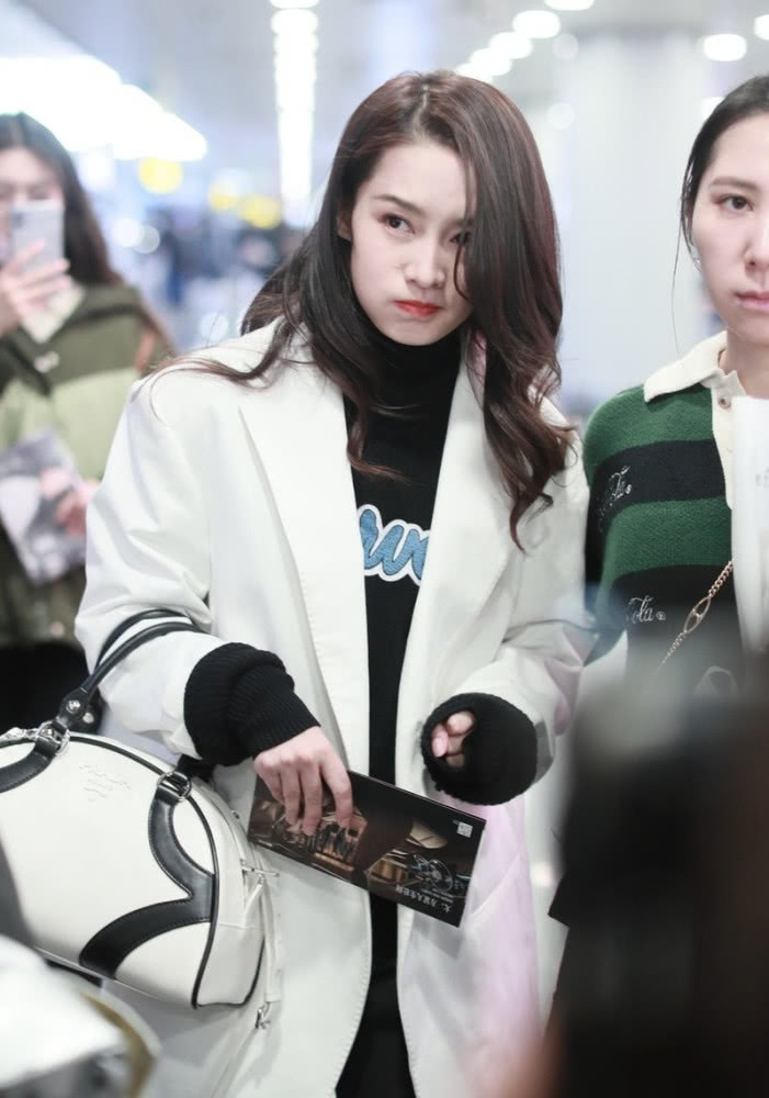 气质美女李沁和鞠婧祎都穿白色西装走机场,“腿精”比美太养眼