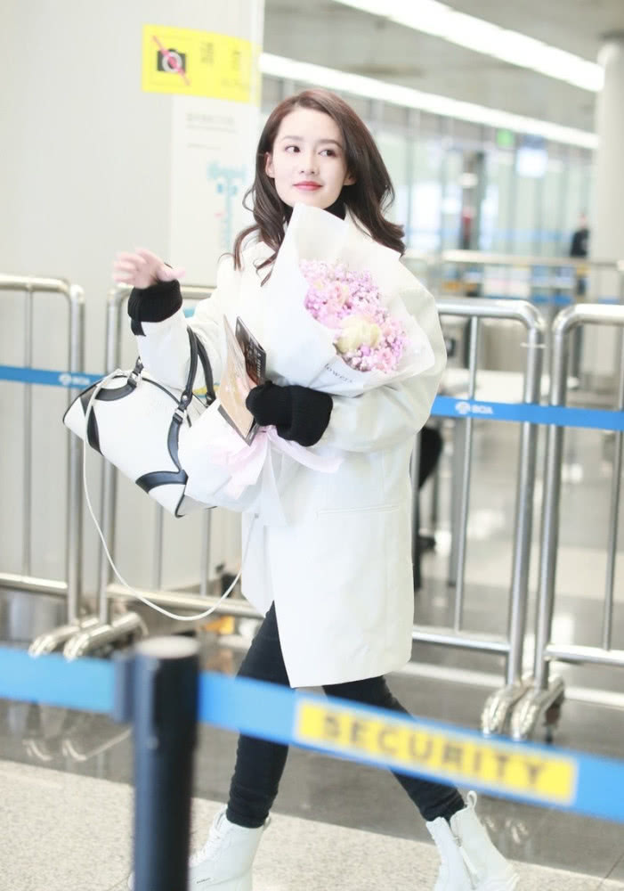 气质美女李沁和鞠婧祎都穿白色西装走机场,“腿精”比美太养眼