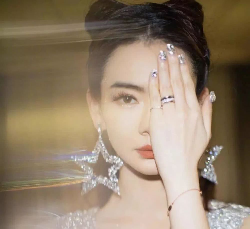 深受戚薇宋茜等女明星宠爱的夸张耳饰，时髦到让你抛弃所有耳钉