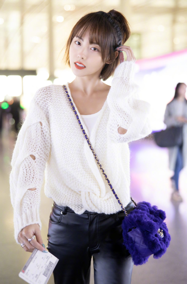 美女张嘉倪机场街拍，亮眼有个性