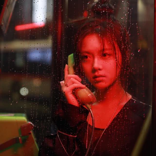 00后美女小花赵今麦罕见港风造型,红唇丸子头美艳有范,成熟中透着少女气息