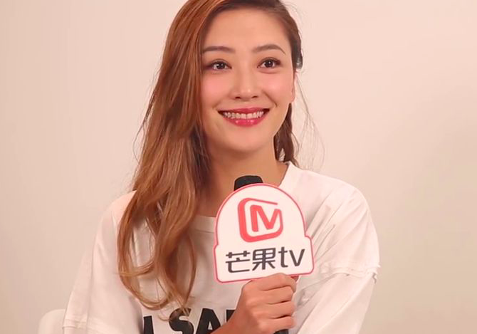 当丈夫与别的女人合影,贾静雯应采儿钟丽缇的反差太大,她最聪明