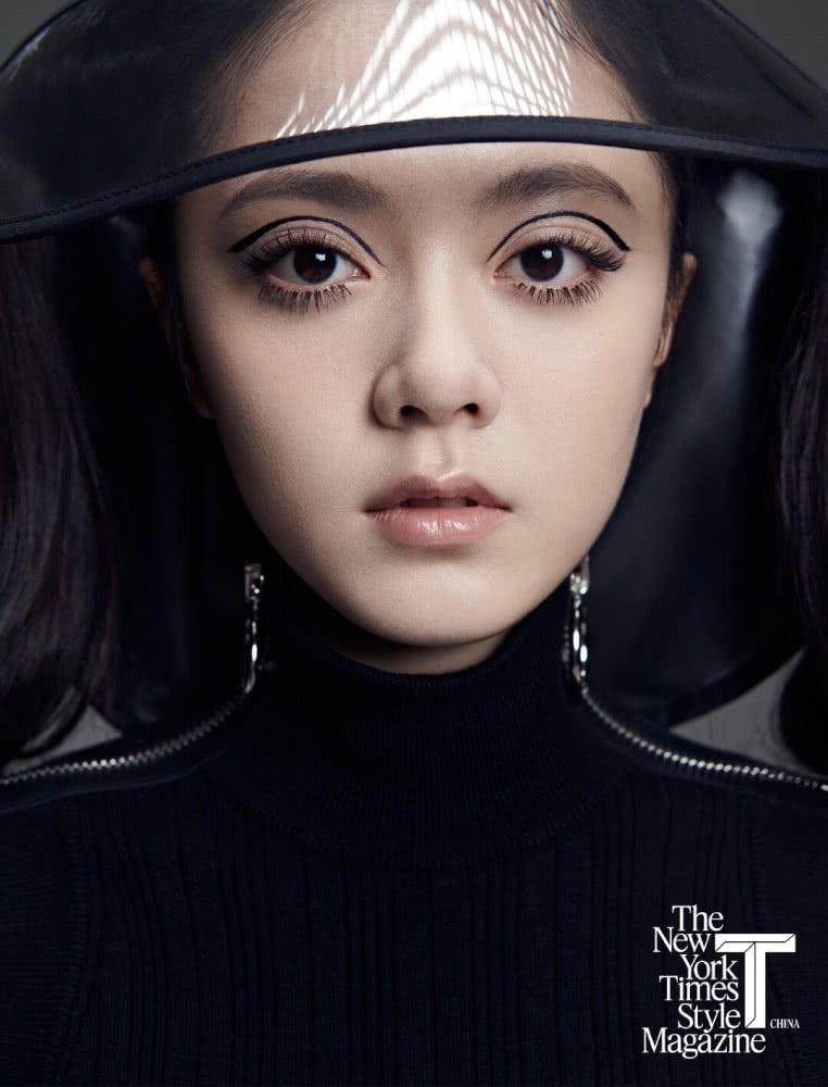 清纯妹妹赵今麦挑战暗黑风,两条黑粗眼线画出了眼窝