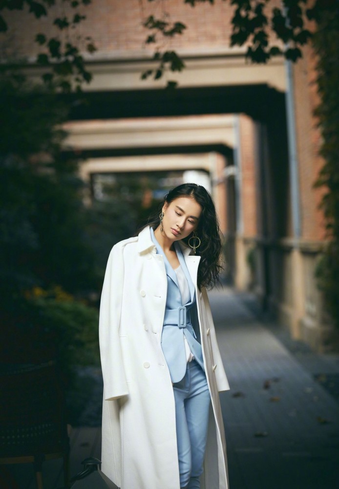 辣妈黄圣依最新穿搭,蓝色配白色又美还有气质