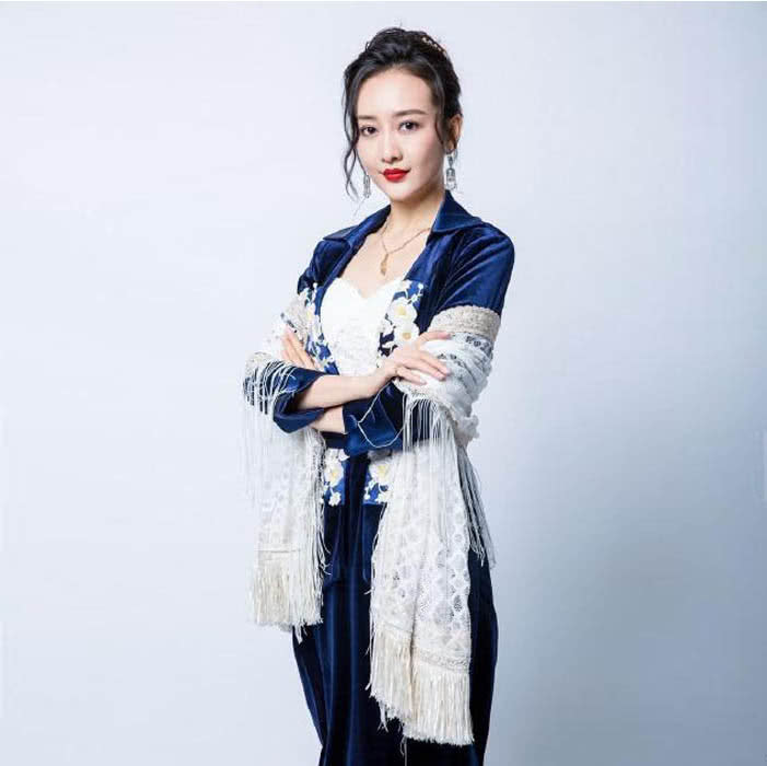 美女王鸥真是风情万种,一袭黑色LOOK大秀好身材,钻石眼妆更抢镜