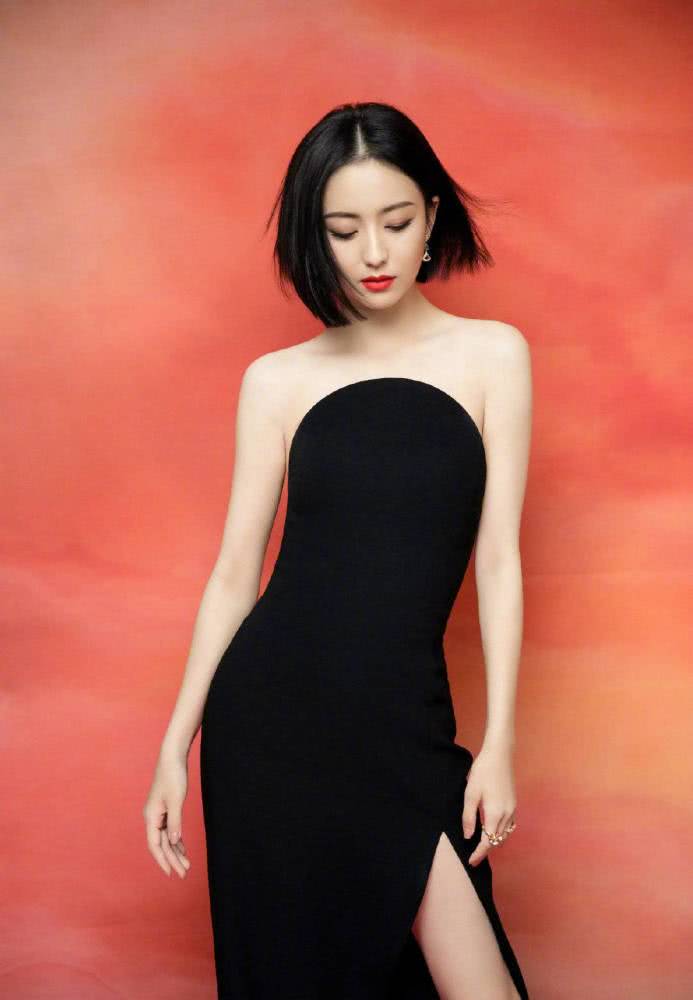 美女佟丽娅新造型美得高调,一袭黑色开叉长裙气质太好,红唇更是惊艳