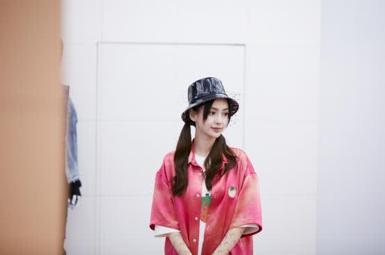 BABY穿卫衣配安全裤,意外撞脸“天王嫂”