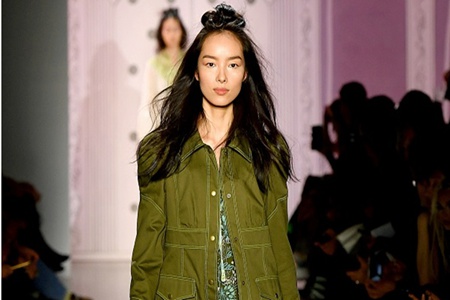 1568798868730863.jpg 女孩可爱丸子头怎么扎,秀场模特花朵发型打造新创意