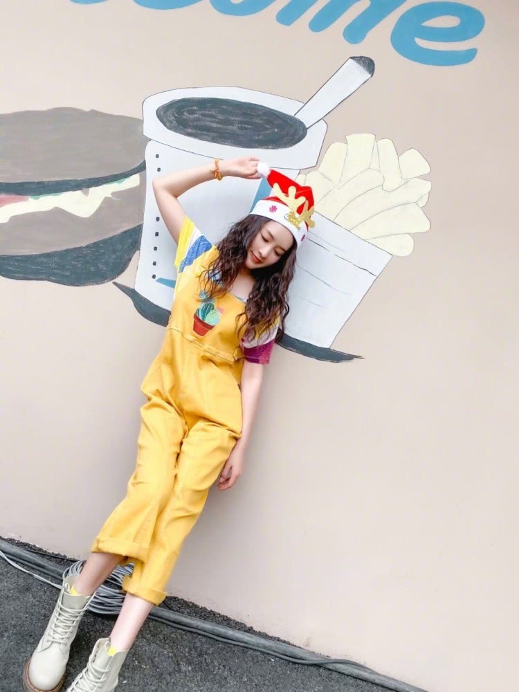 李沁晒私服照,穿T恤配黄色背带裤俏皮可人,如18岁少女一般