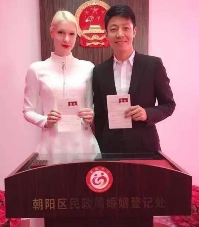 撒贝宁妻子李白是二婚？头婚照片疑似曝光，结婚环境有些太寒酸