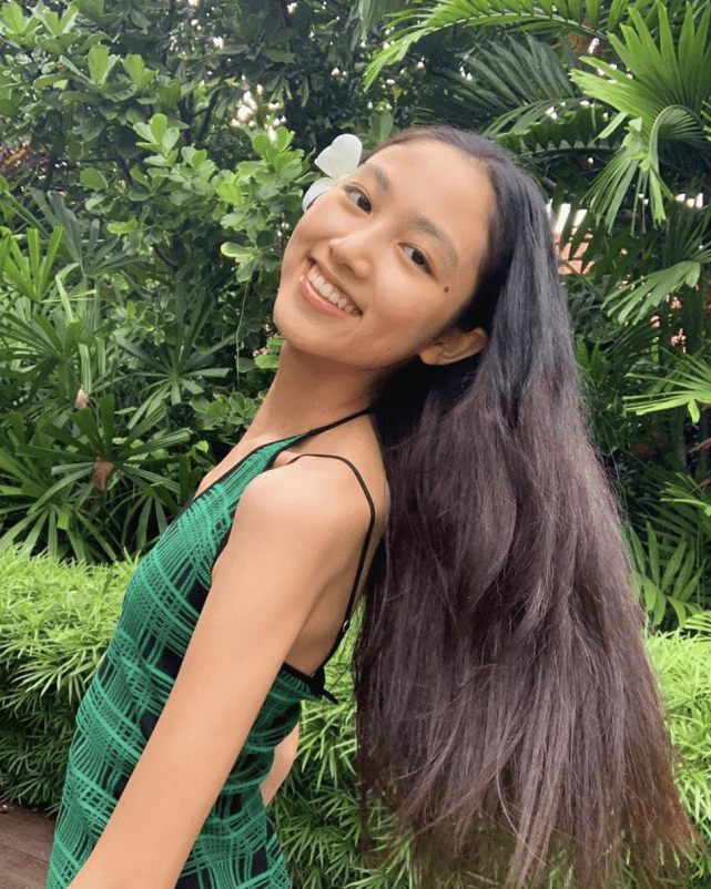 任达华夫妇为女儿庆生,15岁任晴佳身材瞩目,不当超模太可惜了!