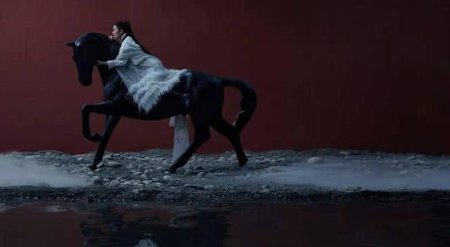 神仙姐姐刘亦菲化身花木兰上演红黑双面人生,骑马造型太惊艳