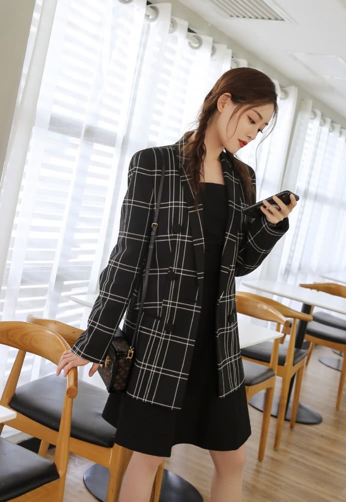 美女祝绪丹穿紧身裤短靴,私服让人眼前一亮