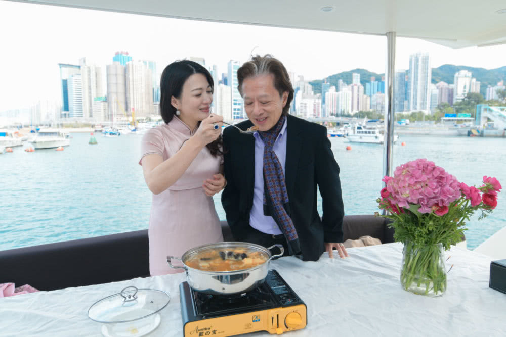 陈少霞生下女儿后 富商老公开游艇陪她拍广告,还出千万资金支持