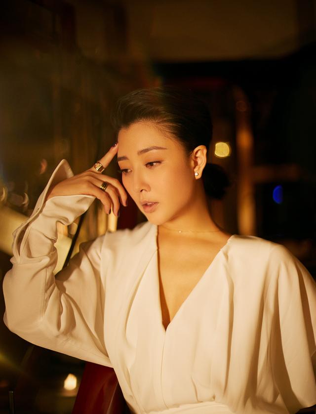 殷桃真是个丰腴美人，穿上乳白液体裙温婉动人，一抹粉唇太过撩人