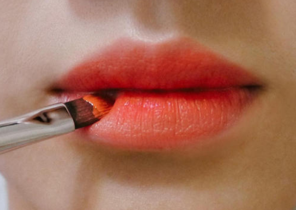 天天涂口红的女人最容易出现这3个“异样”,难怪起皮掉色嘴唇干