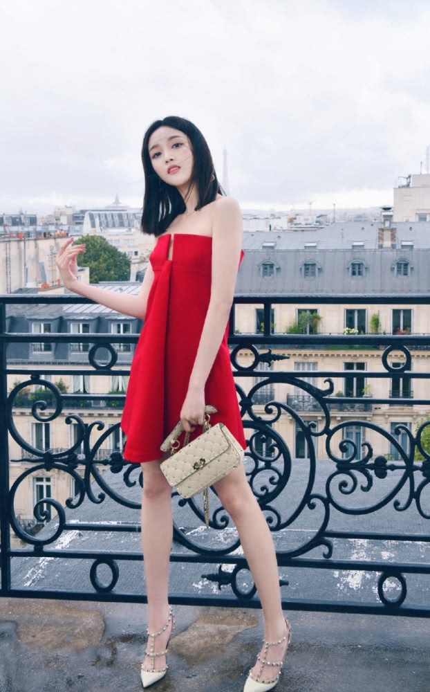 美女吴宣仪机场街拍,蓝色毛绒外套加马丁靴,温暖风度全都要