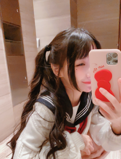 蔡萝莉放弃萝莉服，终于对旗袍下手了，暴露其身材引网友关注！