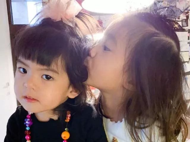 有种“公平基因”叫贾静雯,给了修允菲可爱模样,也没忽略修思羽