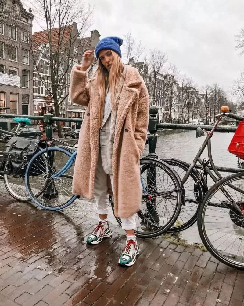 今年秋冬别穿大衣了，羊羔毛外套才是时尚首选！