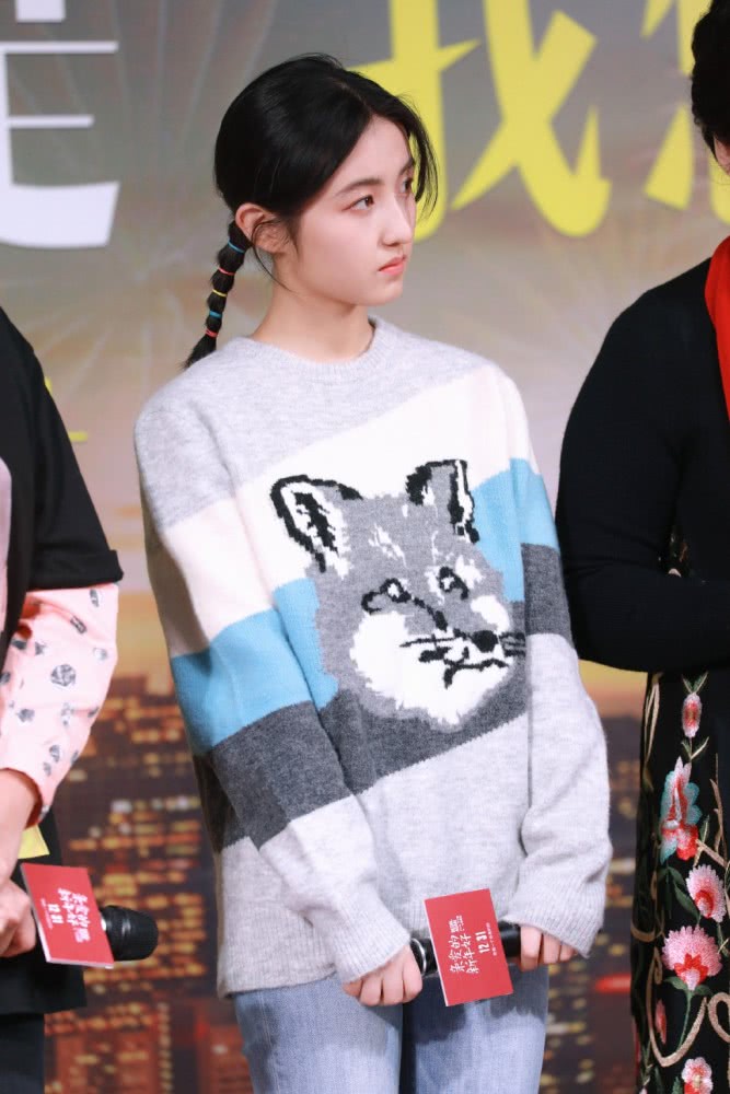 张子枫出活动穿条纹毛衣扎小辫，青春接地气也未免太可爱了吧