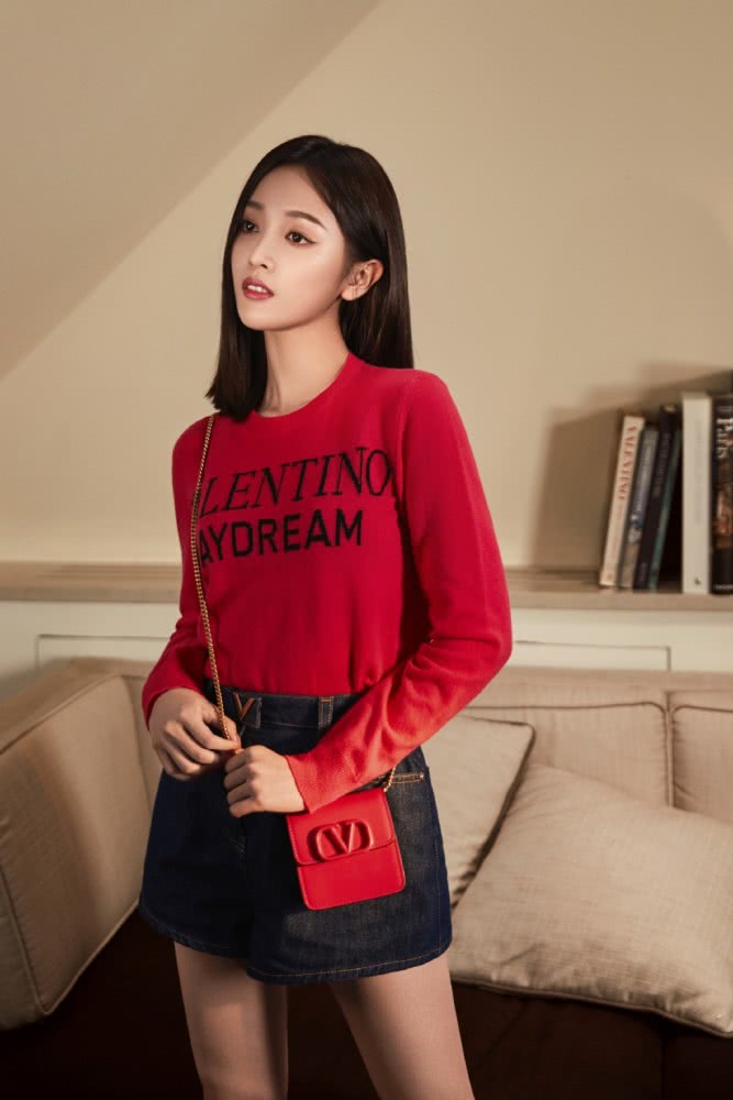 美女吴宣仪机场街拍,蓝色毛绒外套加马丁靴,温暖风度全都要