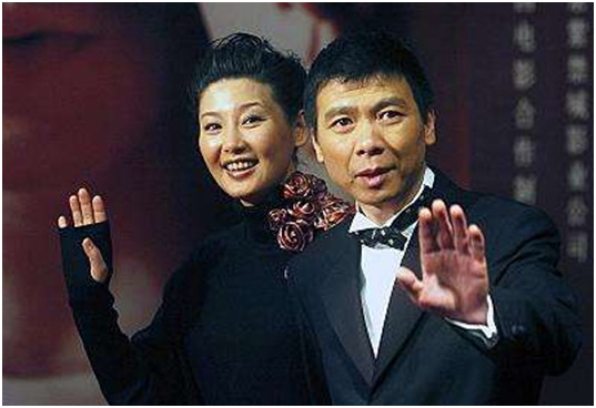 冯小刚新戏首映,全程无笑脸,小9岁妻子徐帆崇拜的眼神亮了