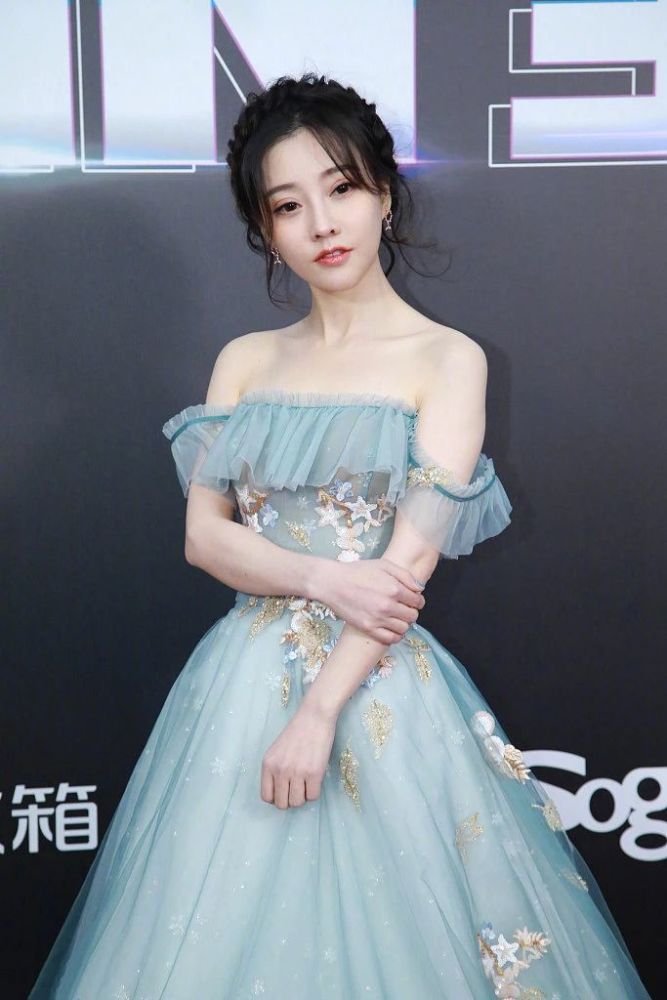 网红美女冯提莫穿蓝色薄纱仙女裙，骨架纤细像娃娃，太美了