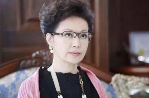 她曾与导演相爱16年，分开后对方恋上小30岁女星，今63岁依旧优雅