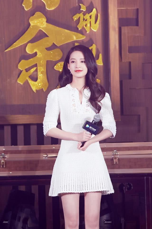 美女李沁针织短裙太唯美!但还是被抢镜