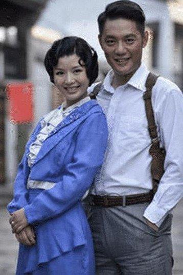 老婆把他捧红后，为娶嫩模抛弃21年的妻儿，今亲生子都不认他