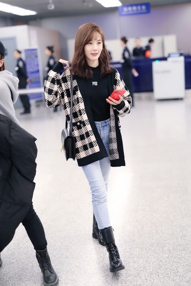 李一桐机场街拍好美，穿针织开衫优雅高级，不愧剧剧都是女主角