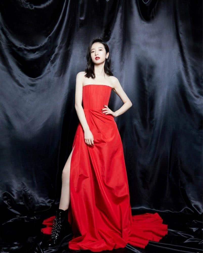 美女周雨彤一袭灰色长纱裙现身，完美勾勒肩颈线条，带着少女的灵动感