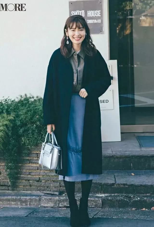黑色大衣穿上太沉闷?这是因为你不会穿呀