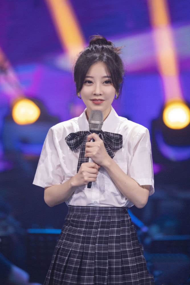 网红美女冯提莫穿蓝色薄纱仙女裙，骨架纤细像娃娃，太美了