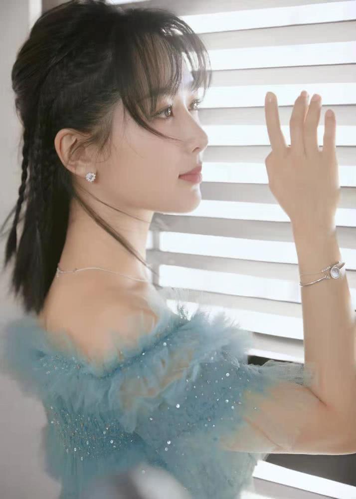 美女杨紫出席活动穿一袭薄荷绿轻纱裙，配精致编发好甜美